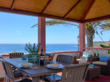 Terrasse vom Ferienhaus Villa Yaya mit Blick auf das Meer
